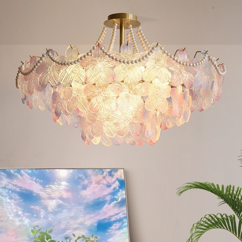 Elegante lampadario in cristallo di perle con fiori color crema