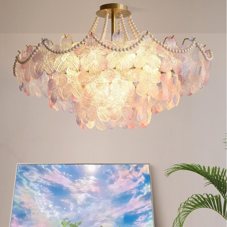 Elegante lampadario in cristallo di perle con fiori color crema