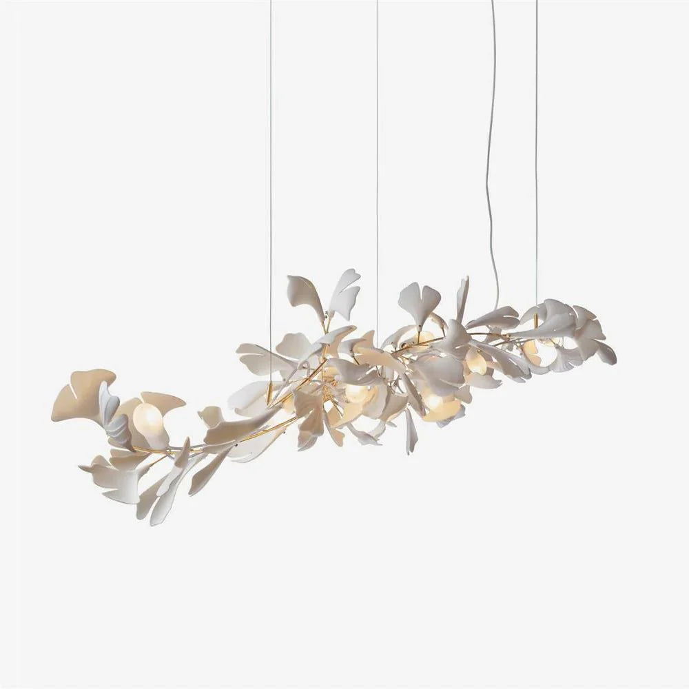 Lampadario con foglie dorate di ginkgo
