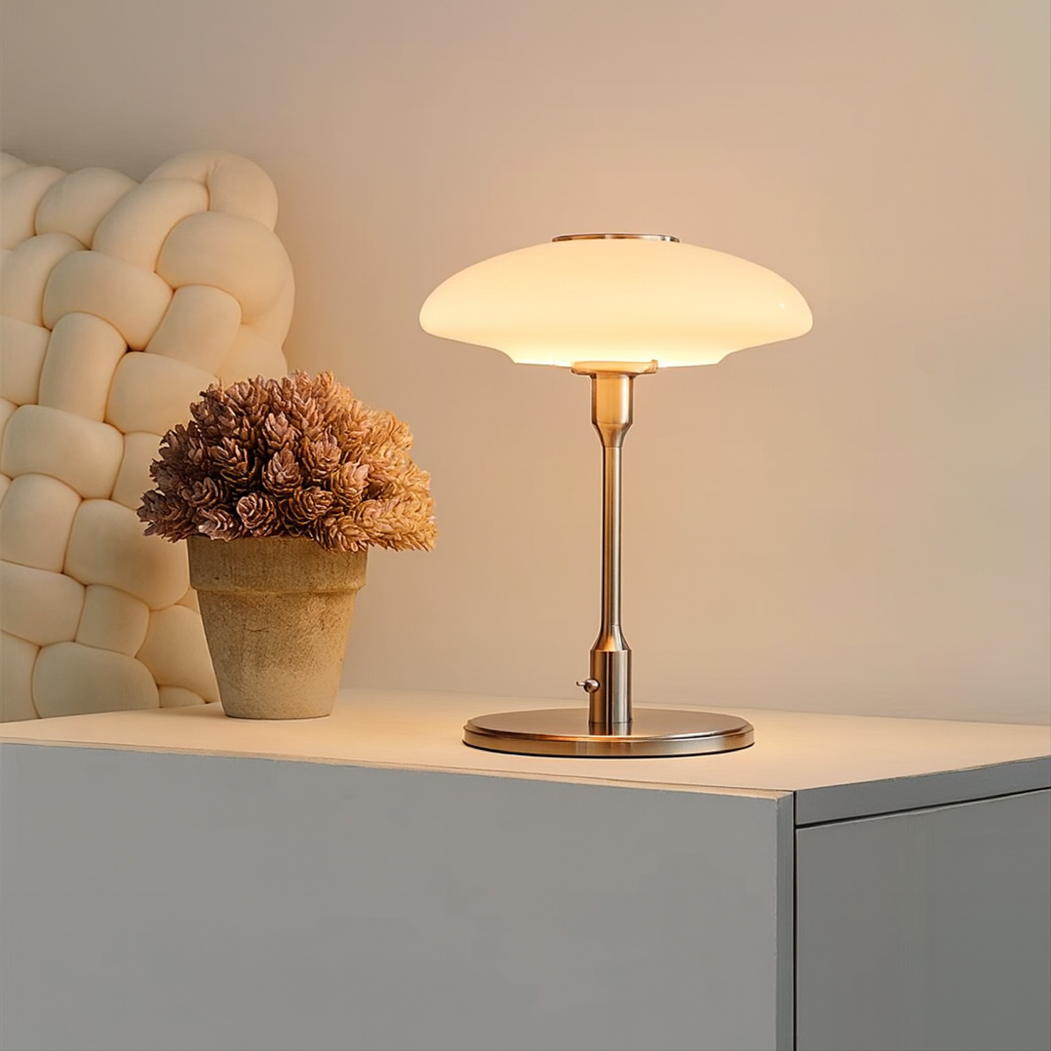 Lampe de table en bois moderne en forme de cône