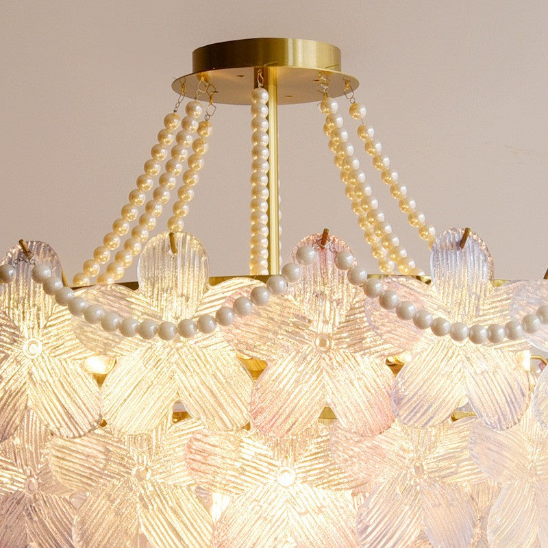 Elegante lampadario in cristallo di perle con fiori color crema