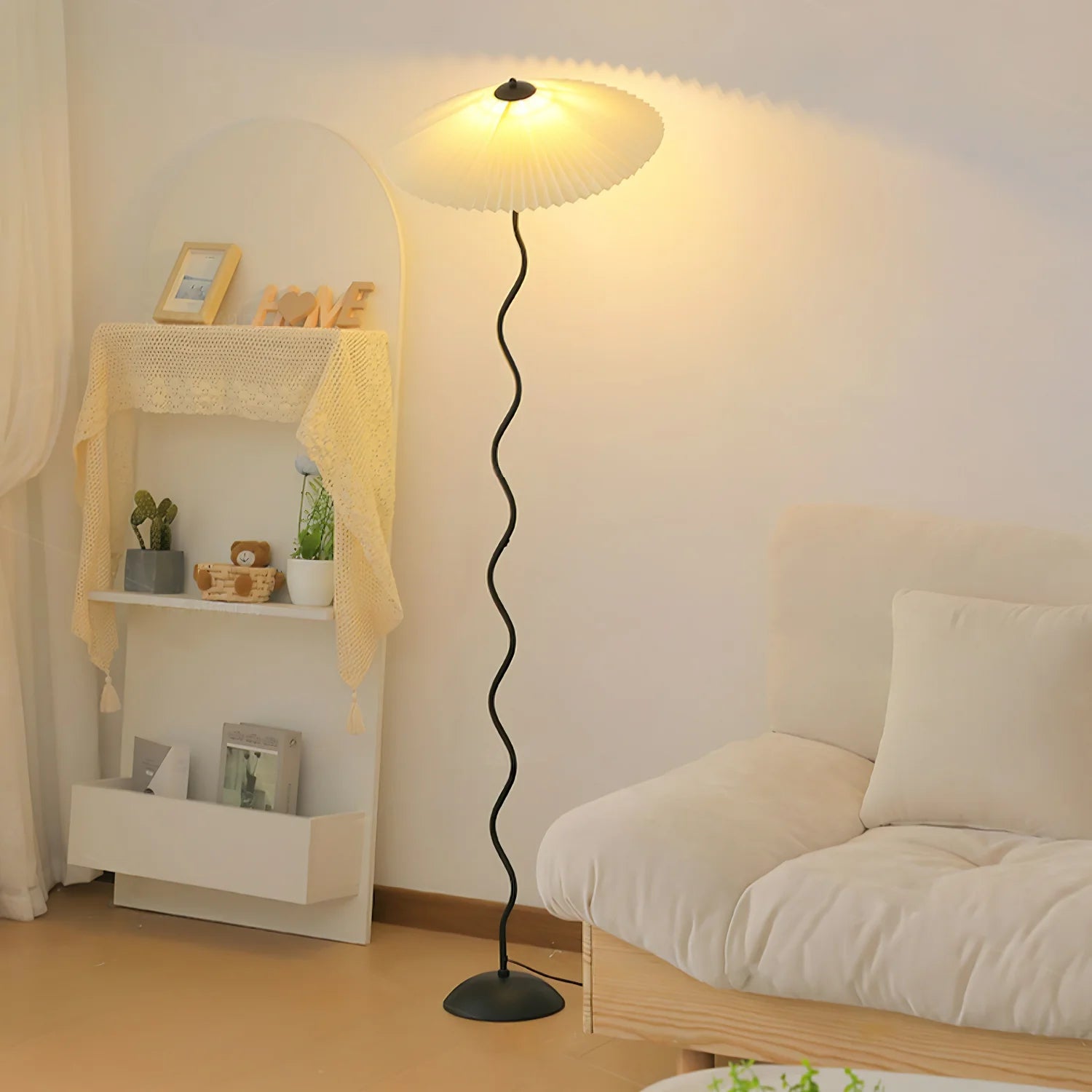 Lampadaire traditionnel en tissu et métal courbé