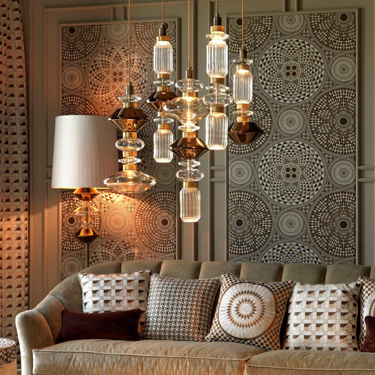 Stilfuld pendel med flere glas skærme