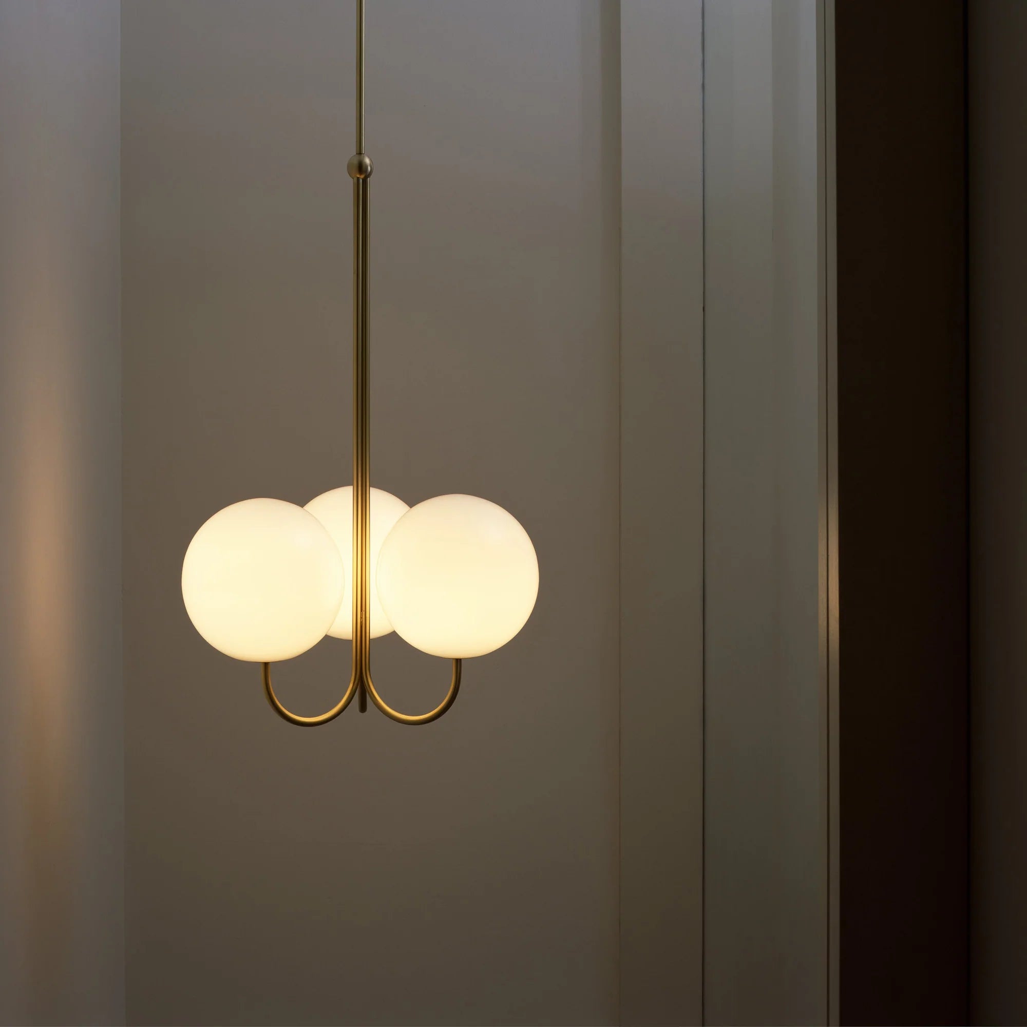 Lampada a sospensione ad angolo sfalsato