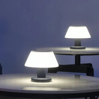 Moderne Sonnenlampe mit Sonneneinstrahlung im Innenbereich