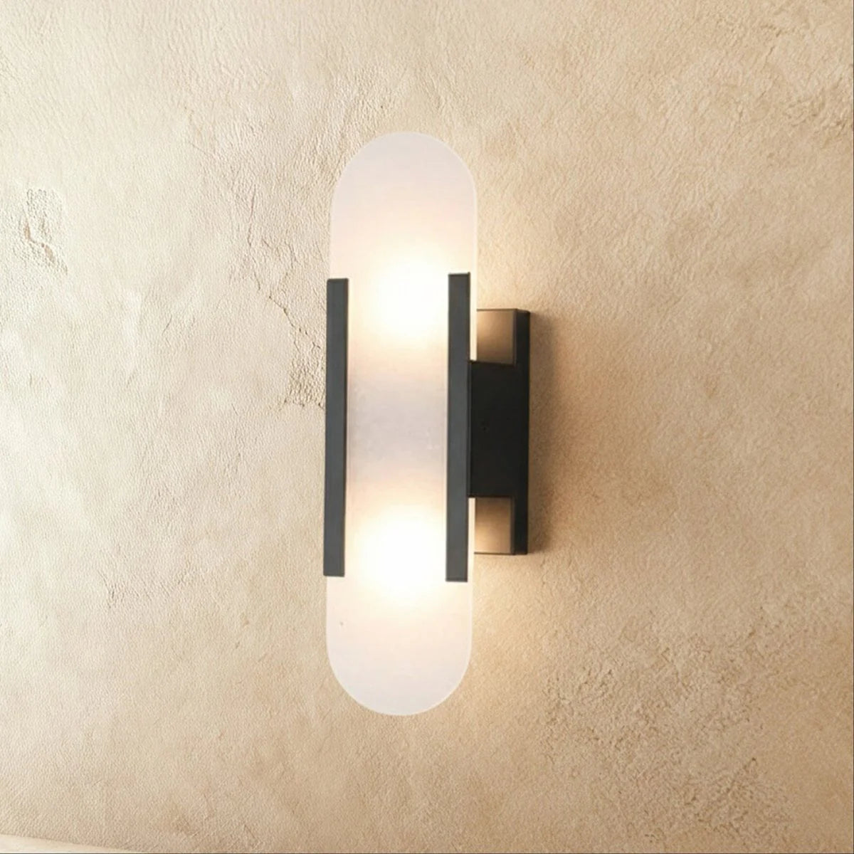 Lampada da parete elegante in metallo, opale e alabastro