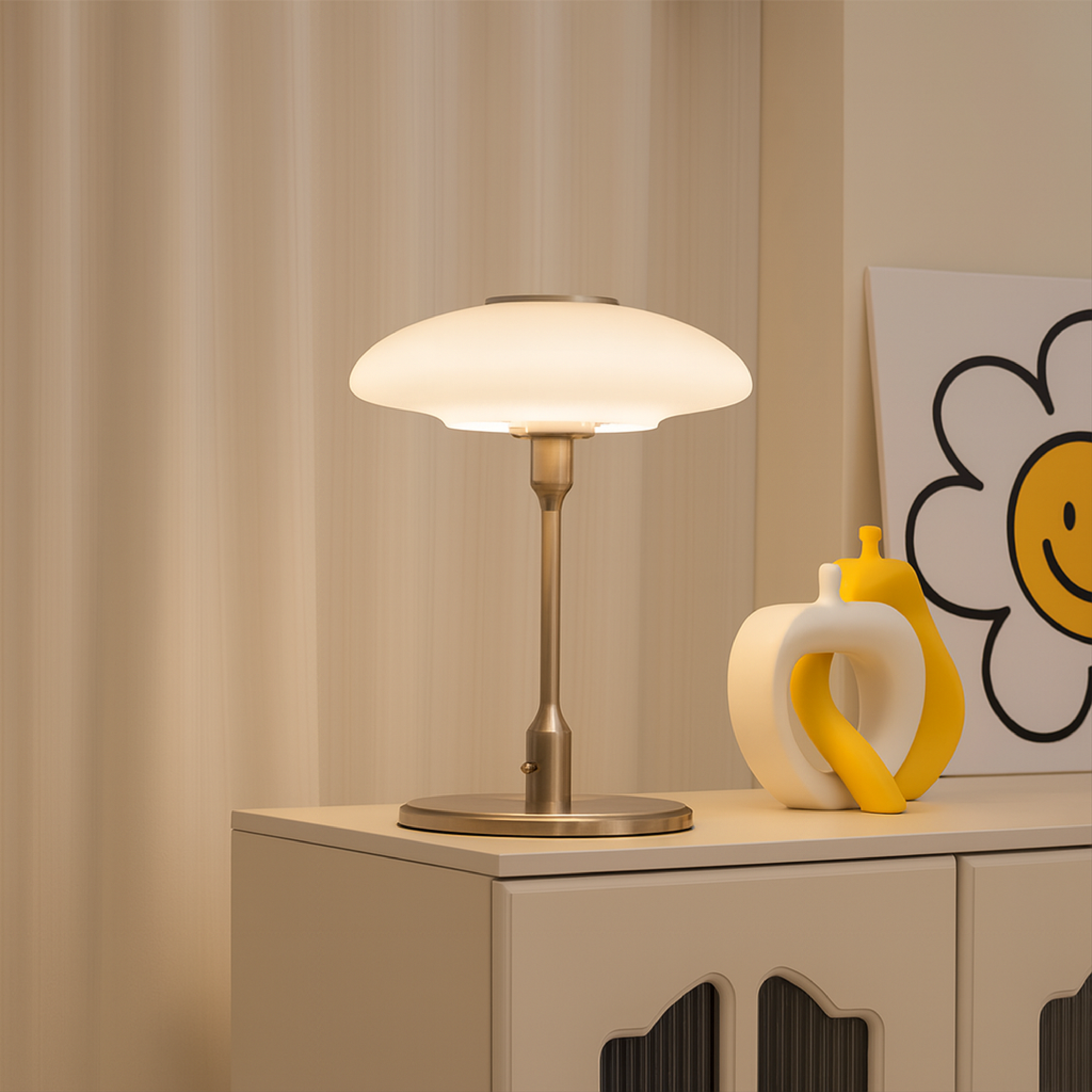 Lampe de table en bois moderne en forme de cône