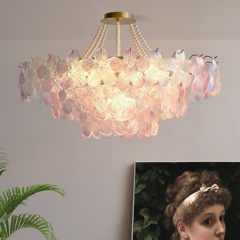 Elegante lampadario in cristallo di perle con fiori color crema