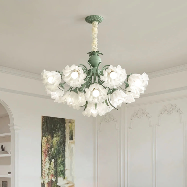 Klassisk lysekrone i glas med blomsterelementer