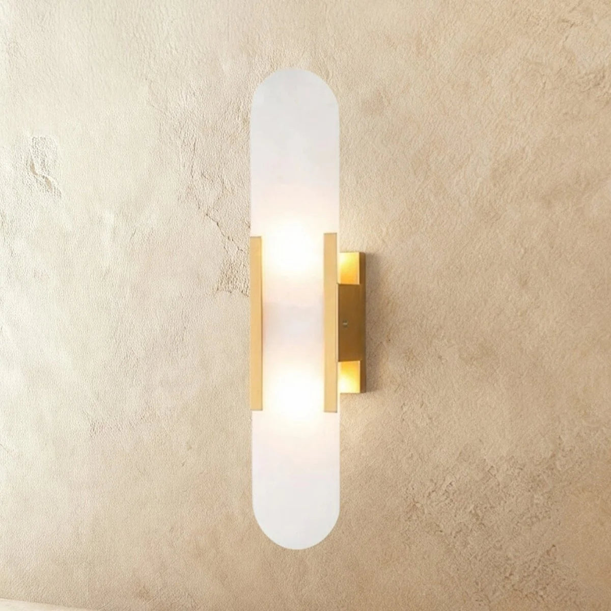 Lampada da parete elegante in metallo, opale e alabastro