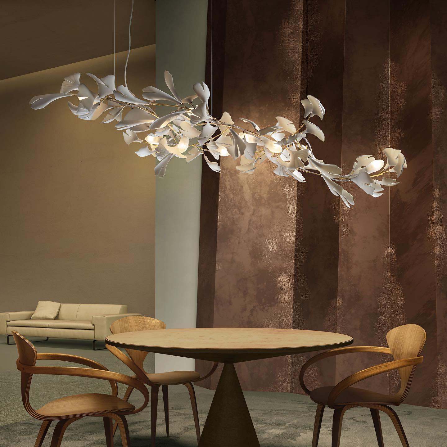 Lampadario con foglie dorate di ginkgo