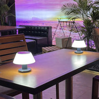Moderne Sonnenlampe mit Sonneneinstrahlung im Innenbereich