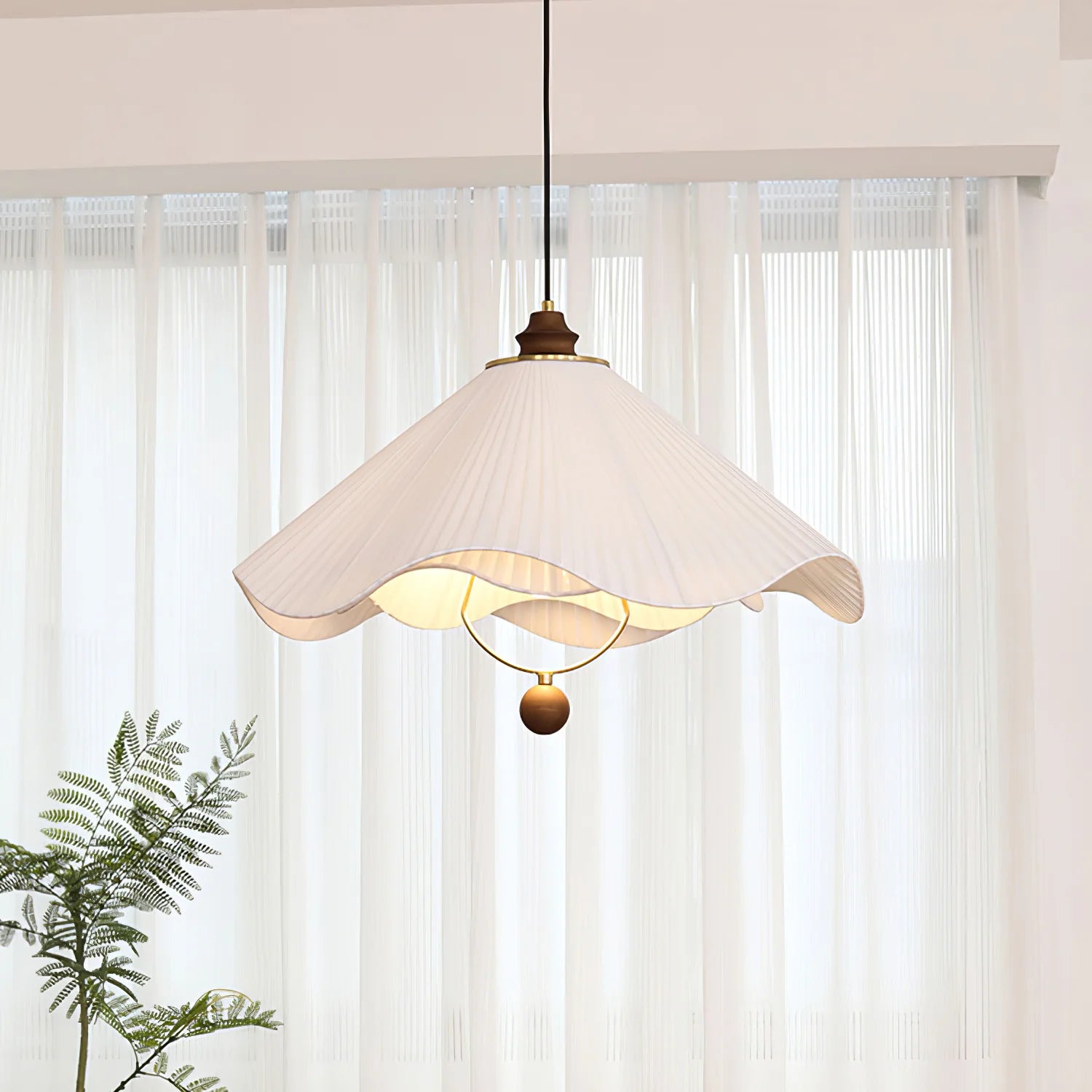 Lampada a sospensione con bordo arricciato