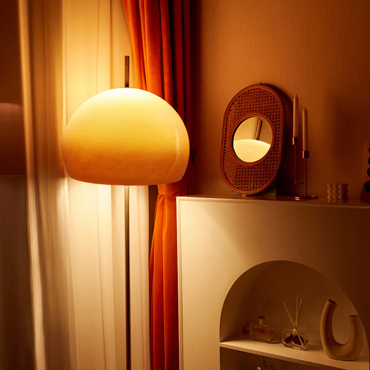 Trendy rund gulvlampe af glas