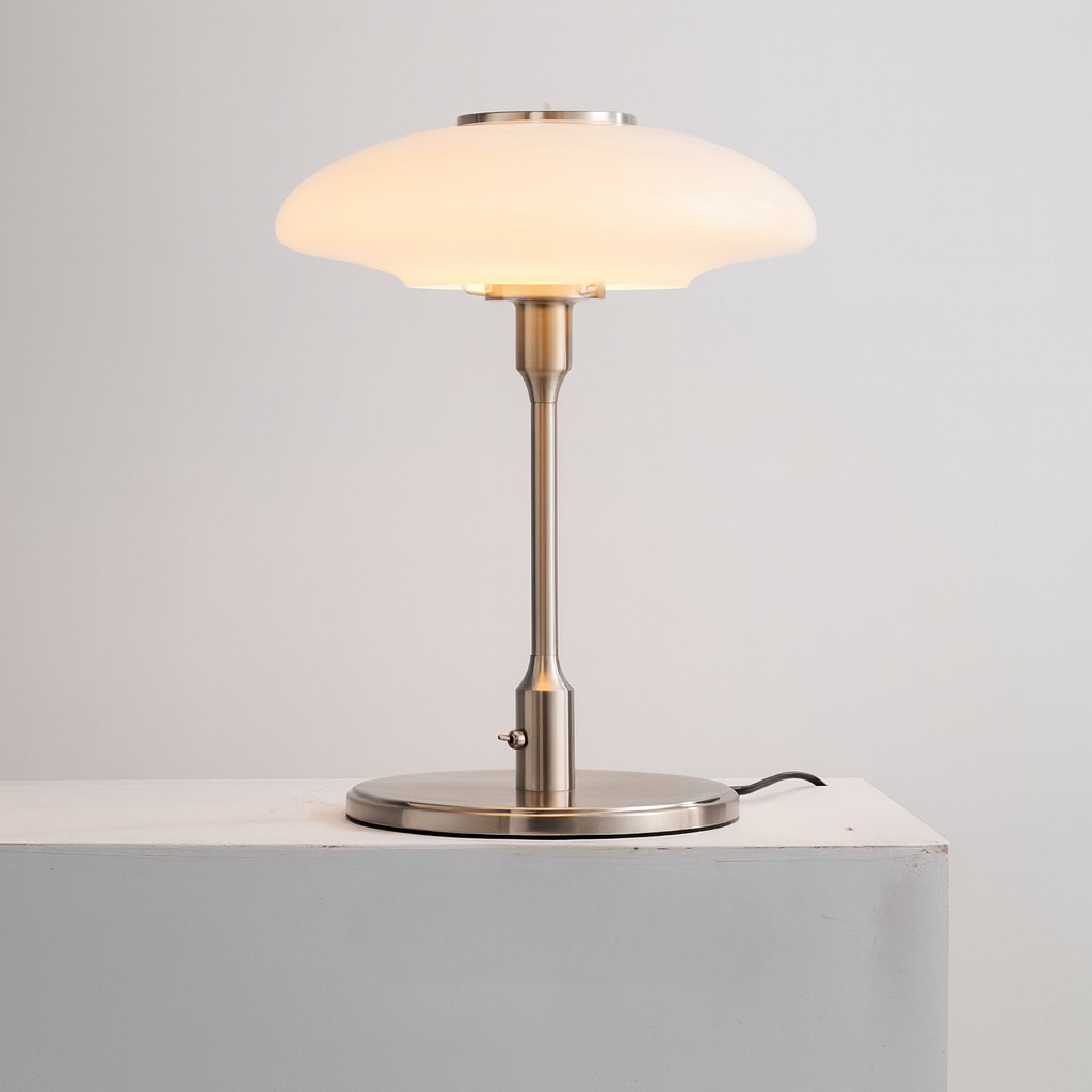 Lampe de table en bois moderne en forme de cône
