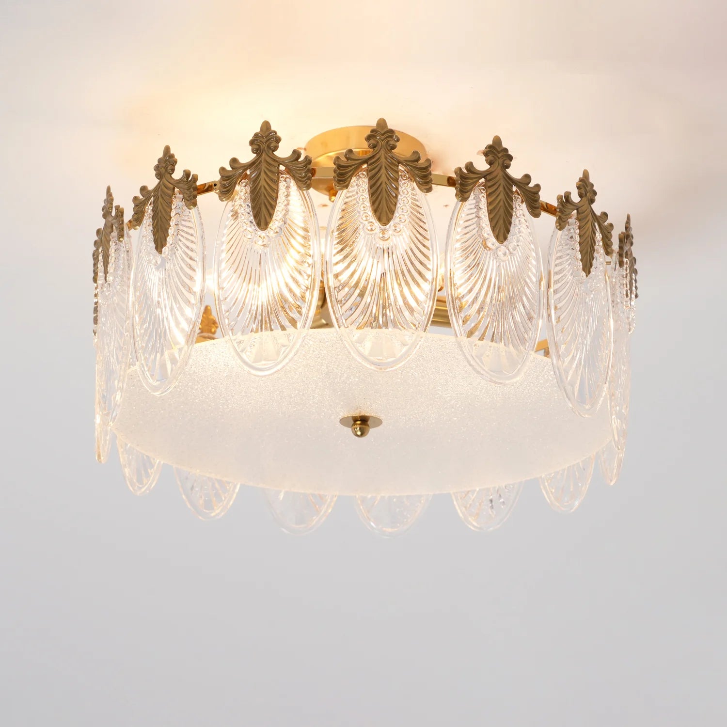 Lampadario in vetro rotondo intricato