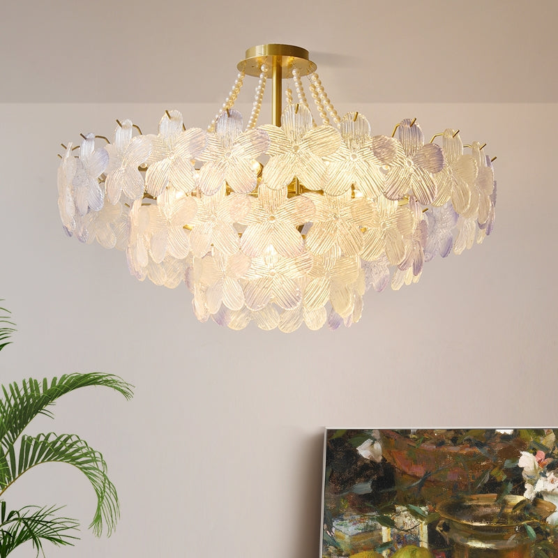Elegante lampadario in cristallo di perle con fiori color crema