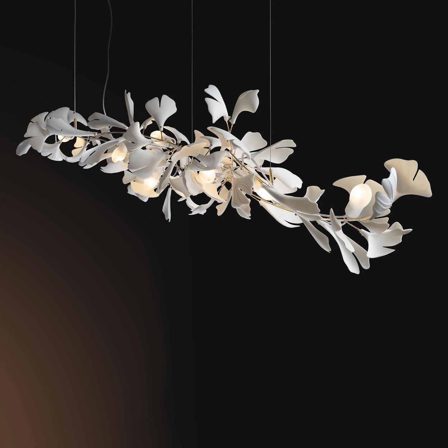 Lampadario con foglie dorate di ginkgo