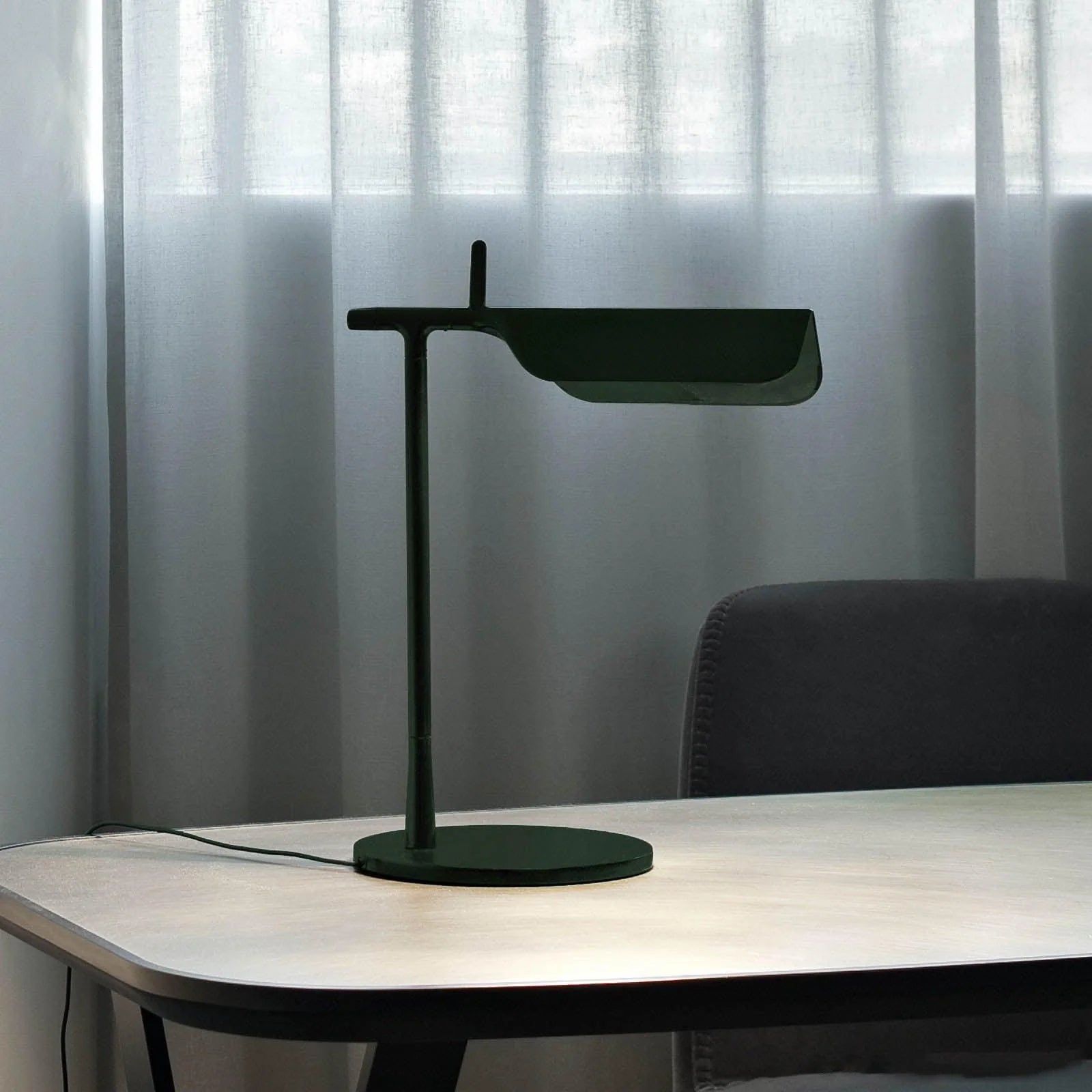 Lampe de table en fer moderne et épurée