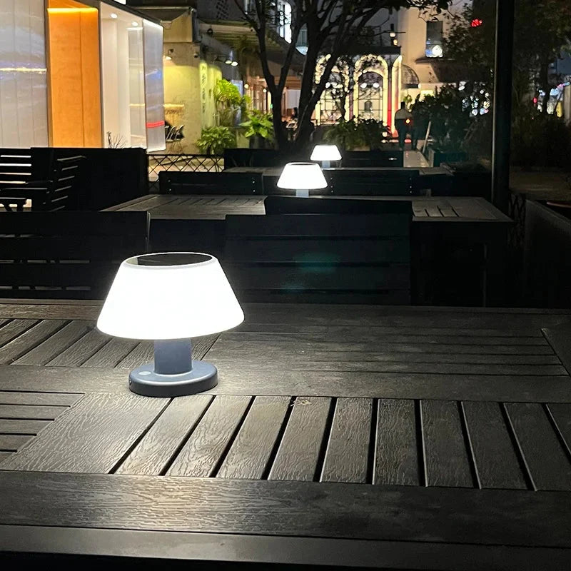 Moderna lampada da esterno per interni ad energia solare