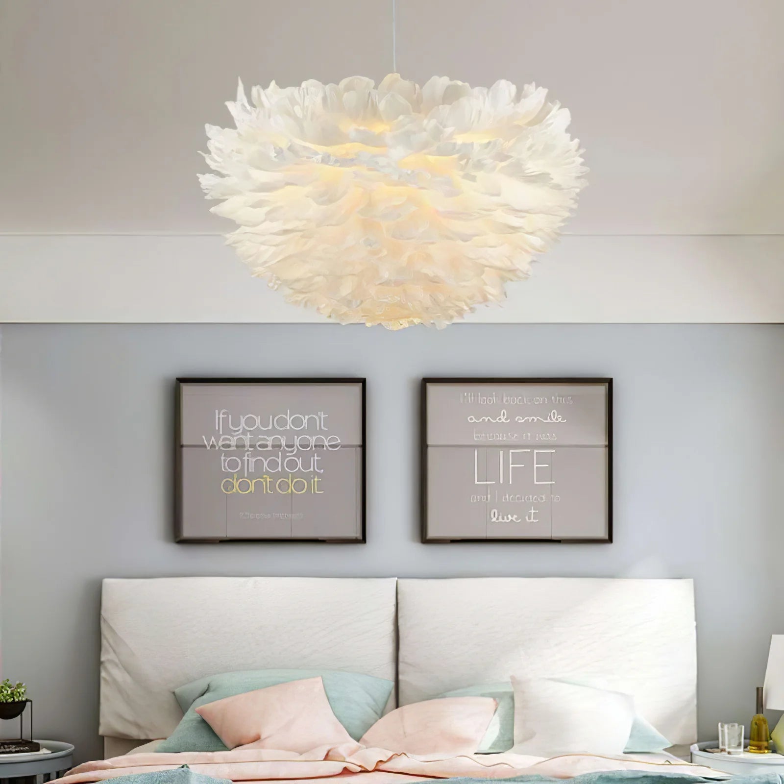 Lampada a sospensione con piume soffici