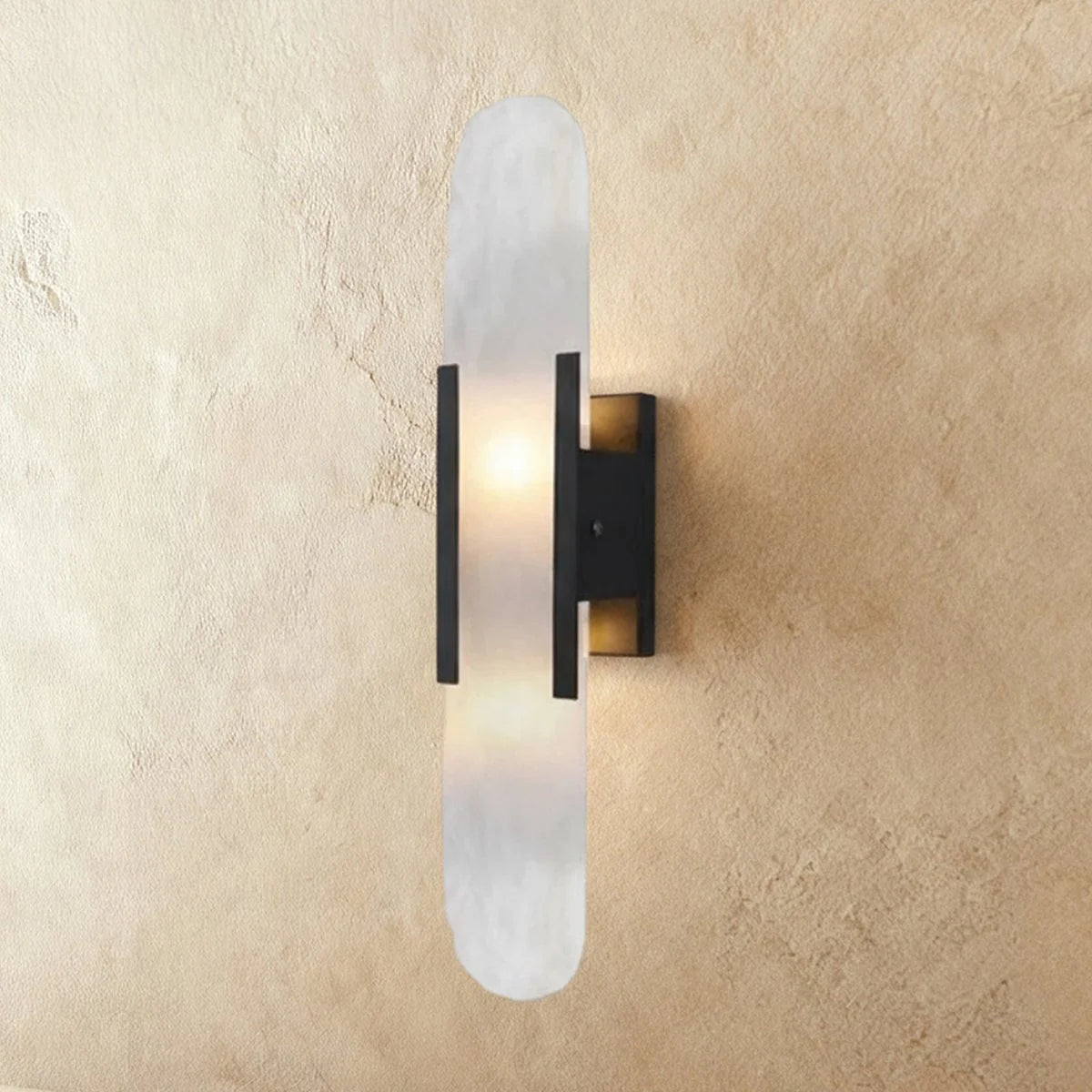 Lampada da parete elegante in metallo, opale e alabastro