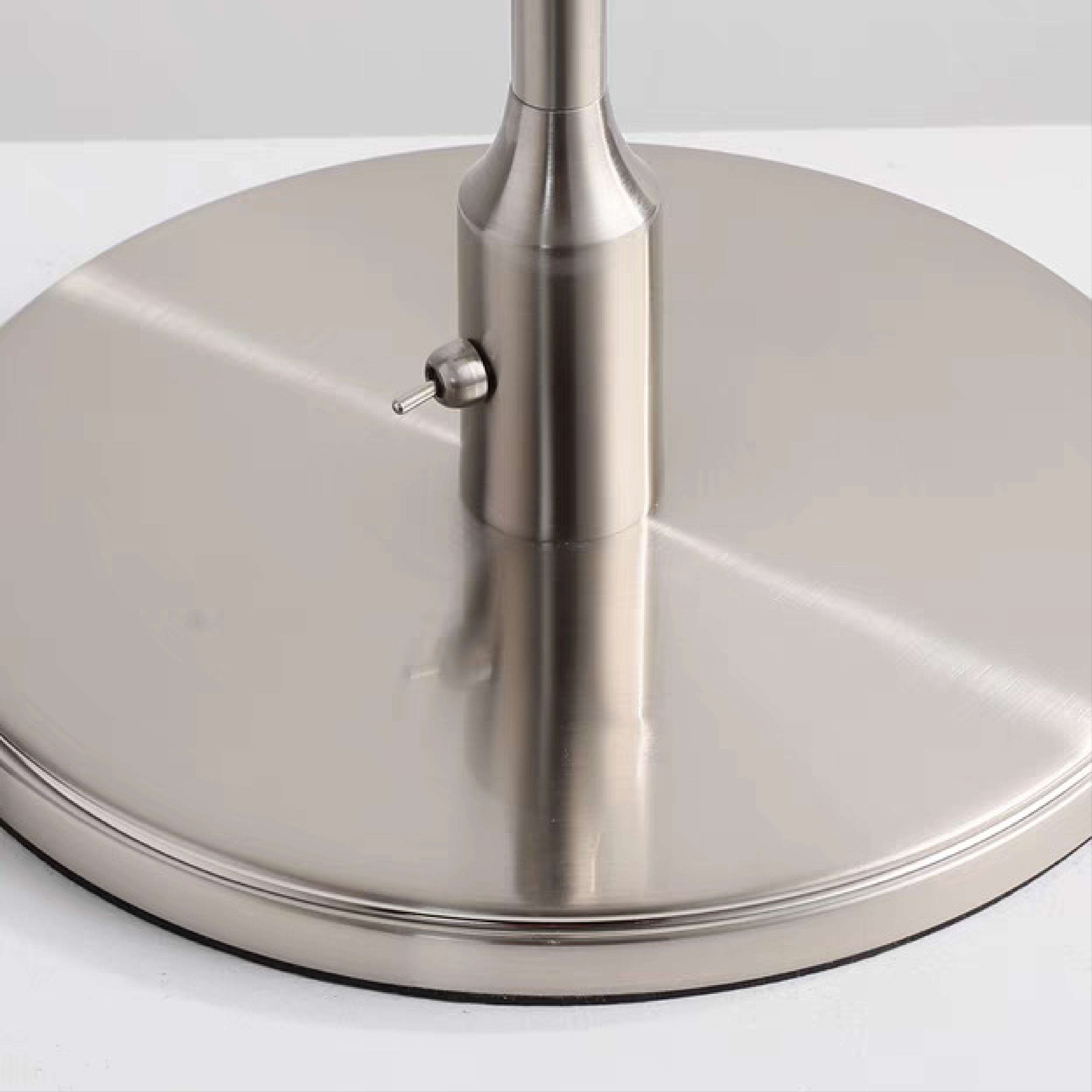 Lampe de table en bois moderne en forme de cône