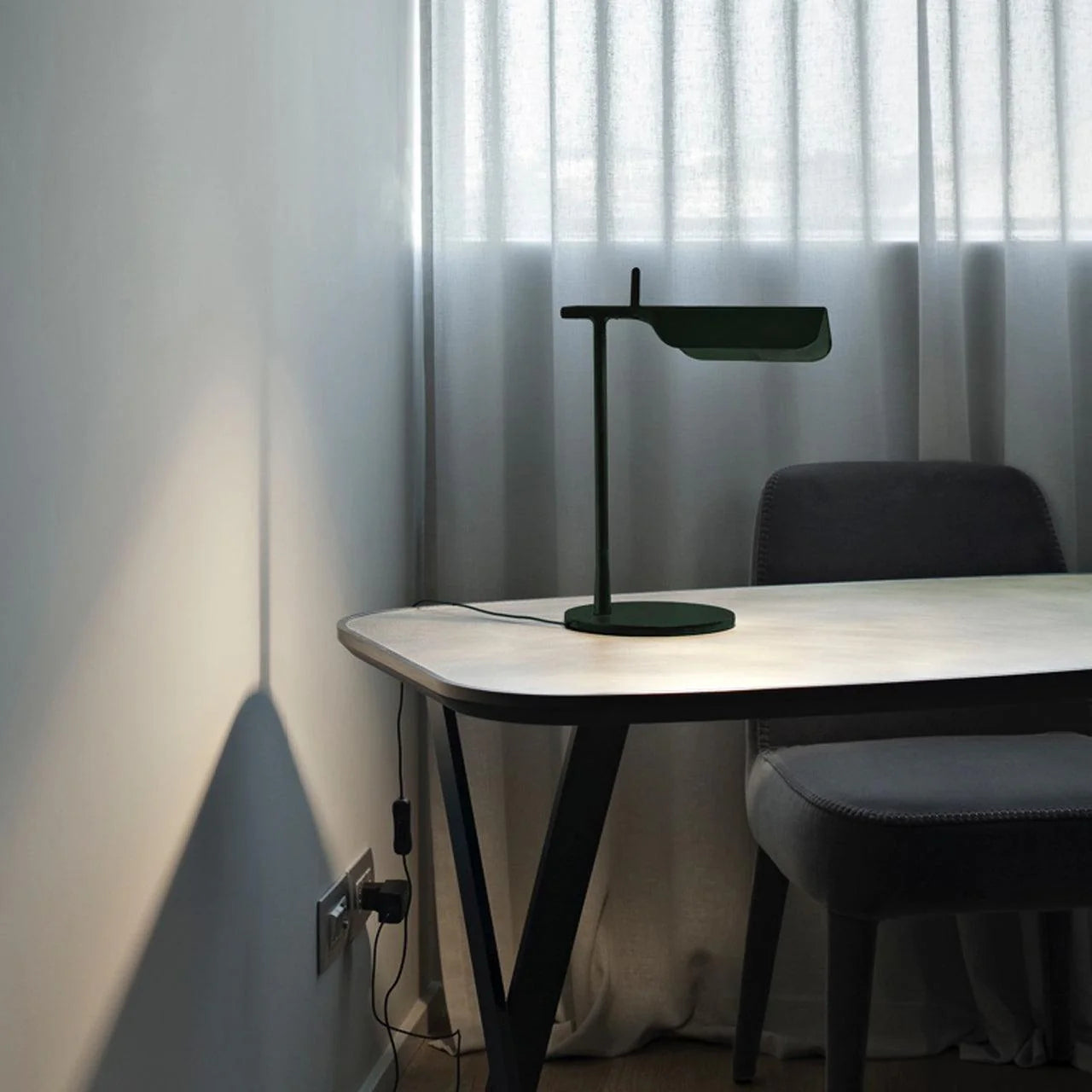 Lampe de table en fer moderne et épurée