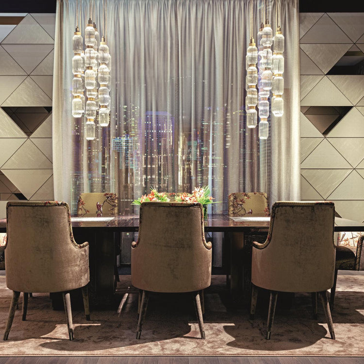 Stilfuld pendel med flere glas skærme