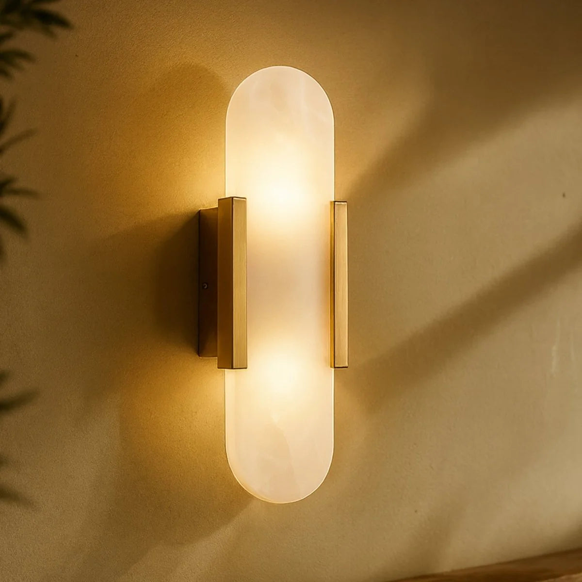 Lampada da parete elegante in metallo, opale e alabastro