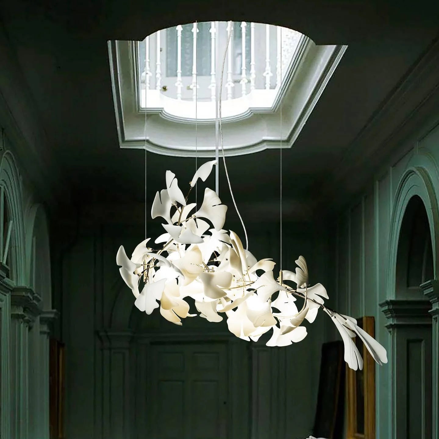 Lampadario con foglie dorate di ginkgo