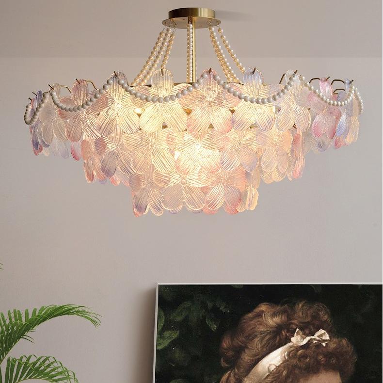 Elegante lampadario in cristallo di perle con fiori color crema