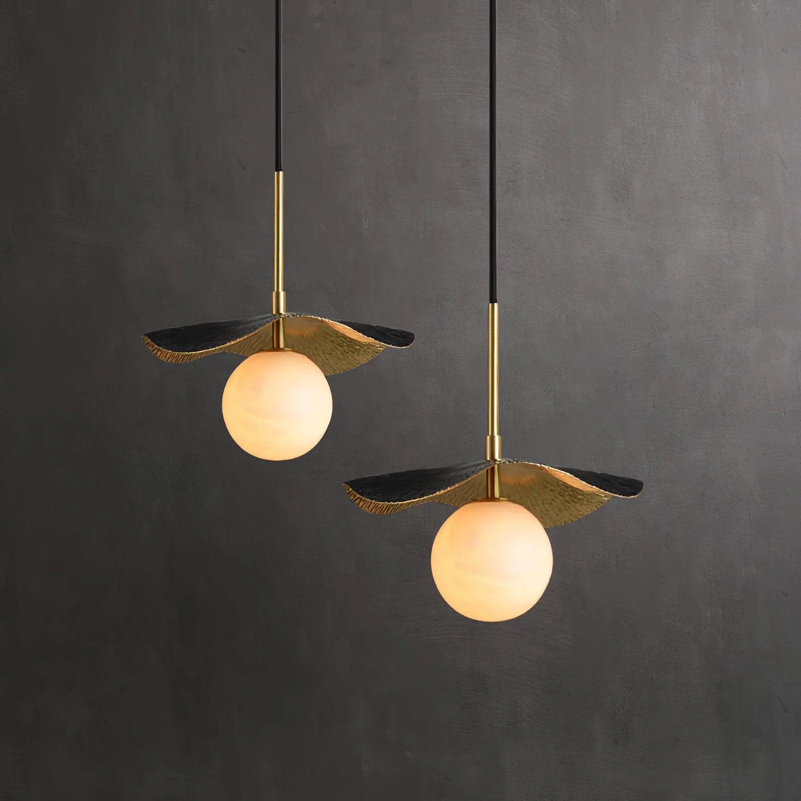 Lampe à suspension tendance en marbre feuille stylisée
