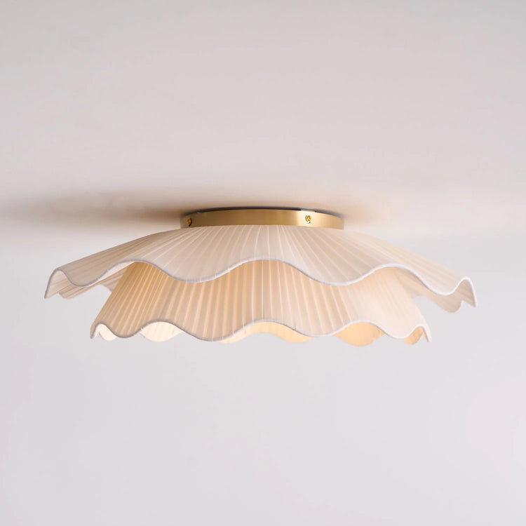 Moderne loftslys i bølget stof