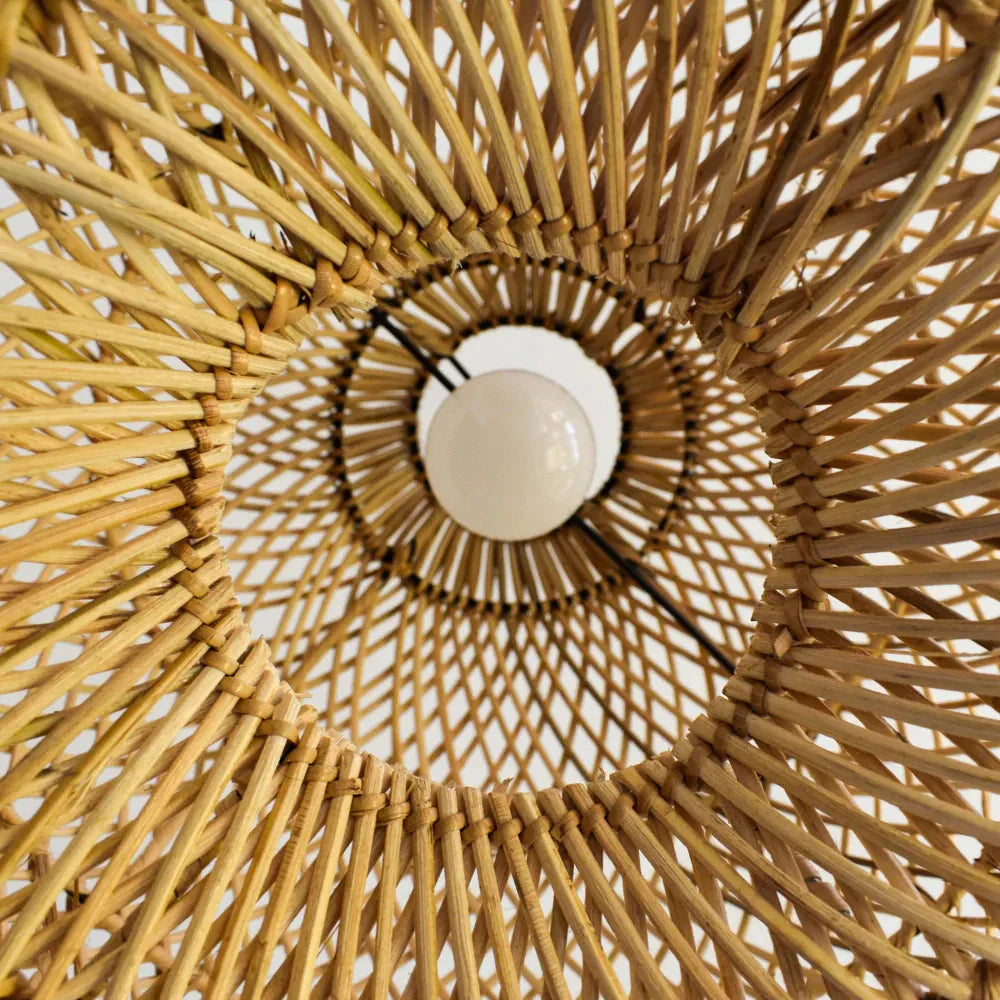 Lampada a sospensione in rattan intrecciato a mano
