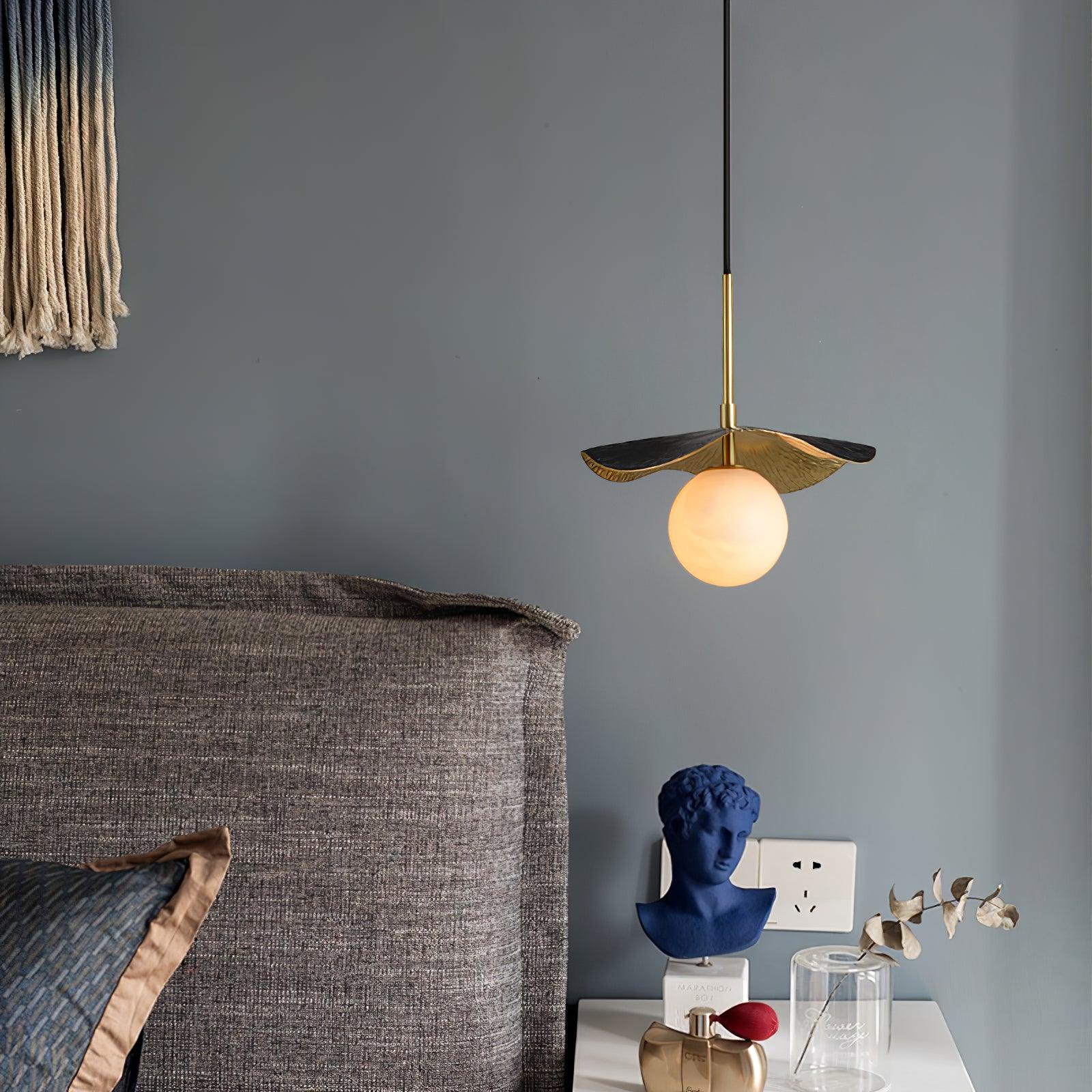 Lampe à suspension tendance en marbre feuille stylisée