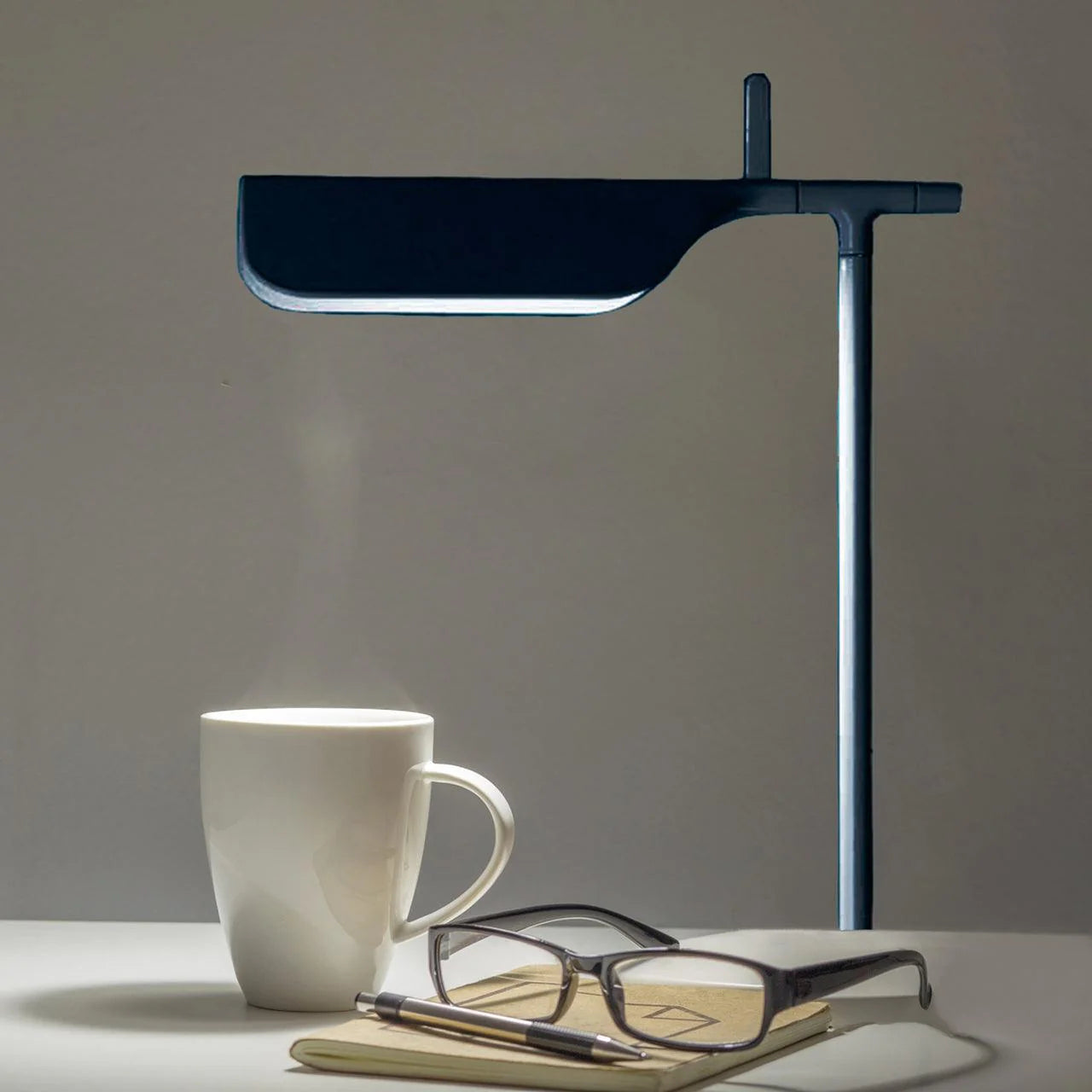 Lampe de table en fer moderne et épurée
