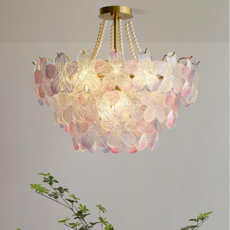 Elegante lampadario in cristallo di perle con fiori color crema