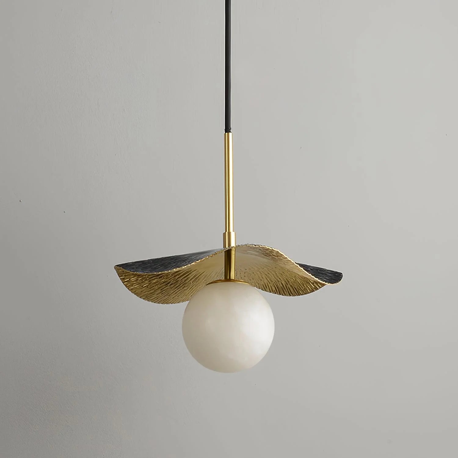 Lampe à suspension tendance en marbre feuille stylisée