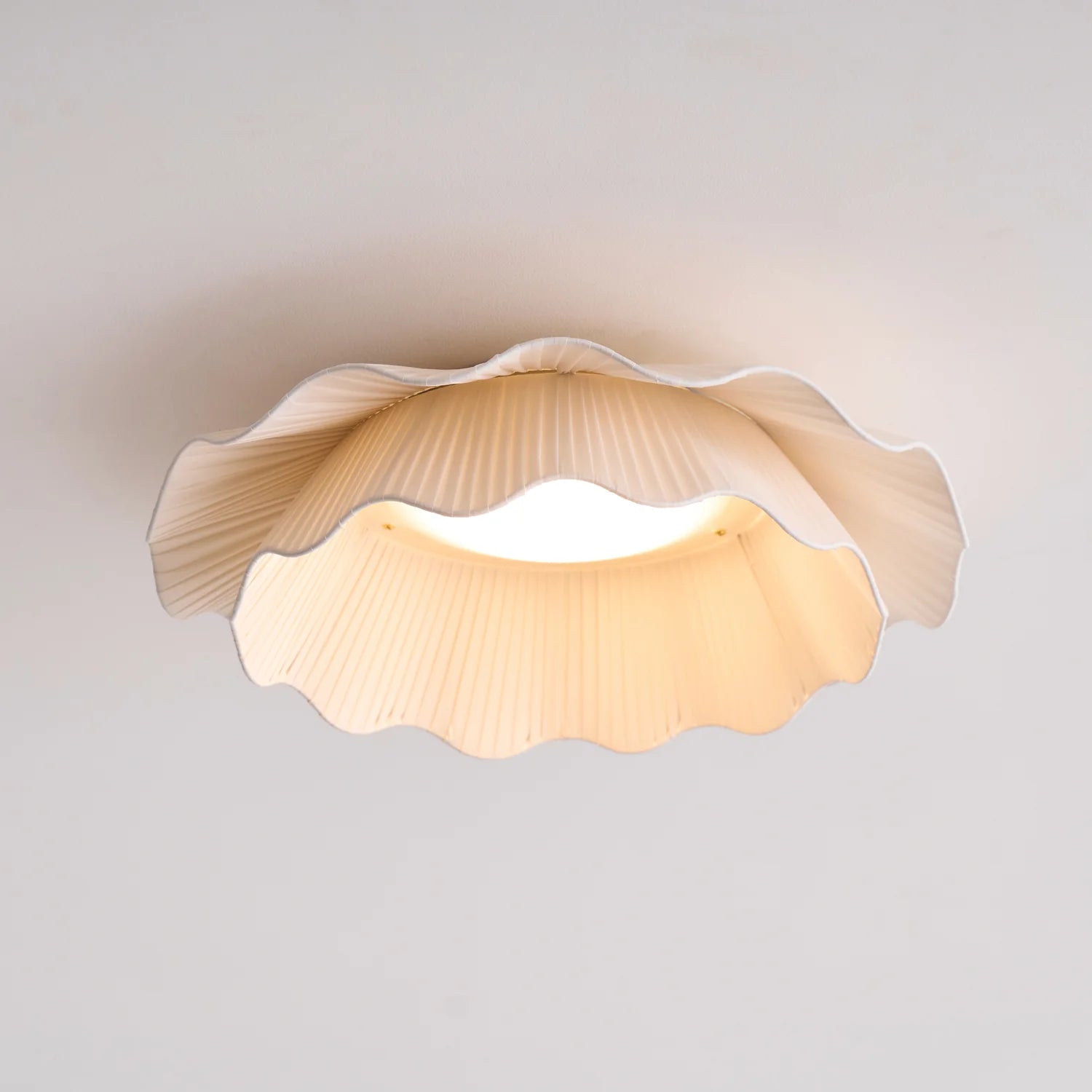 Plafonnier contemporain en tissu ondulé