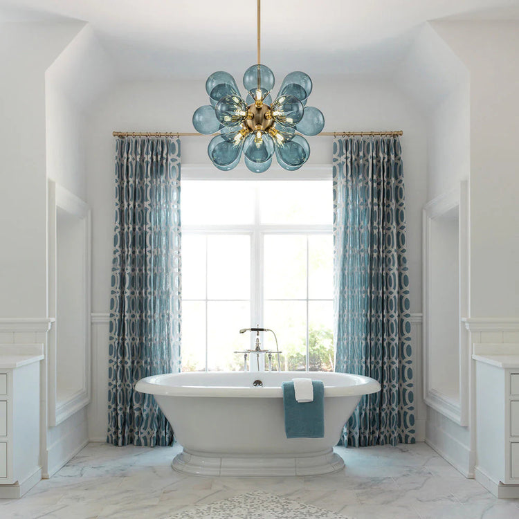 Moderne lysekrone i blå bobleglas