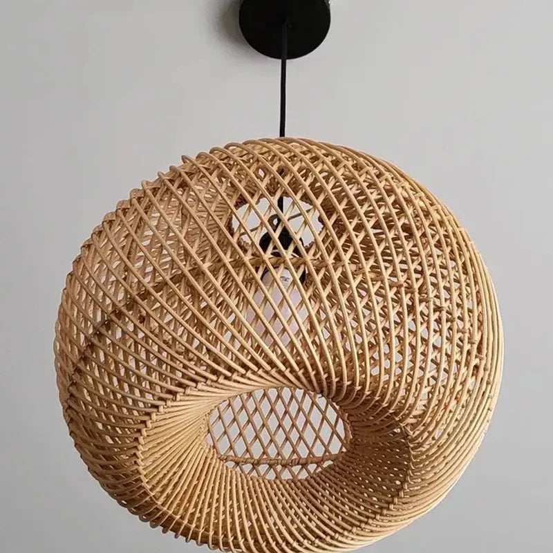 Lampada a sospensione in rattan intrecciato a mano
