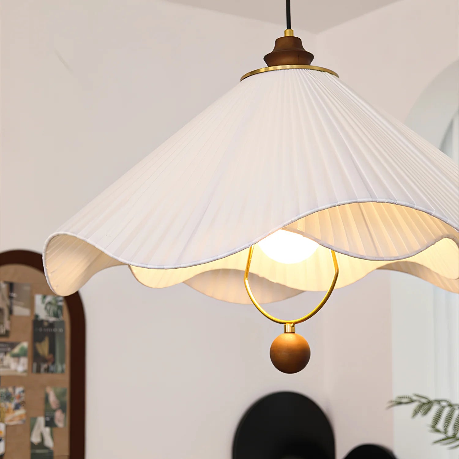 Lampada a sospensione con bordo arricciato