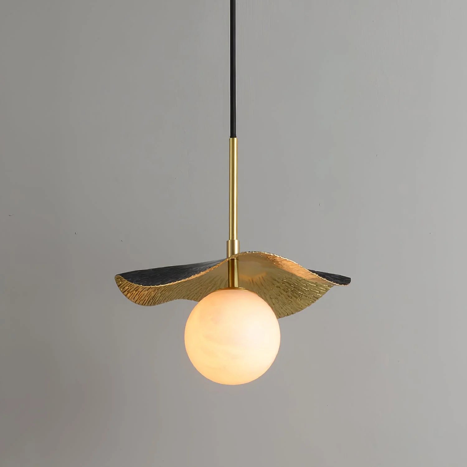 Lampe à suspension tendance en marbre feuille stylisée