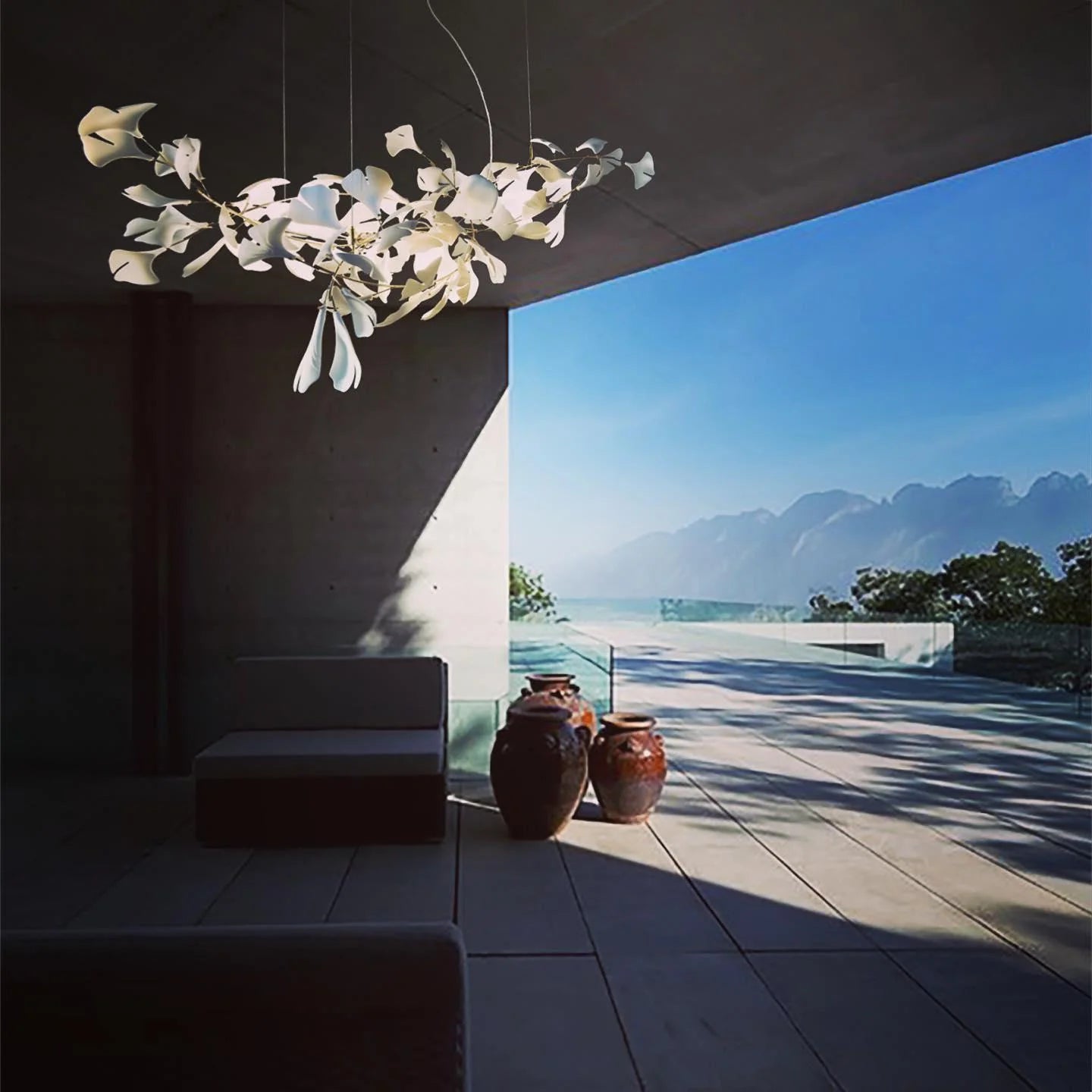 Lampadario con foglie dorate di ginkgo