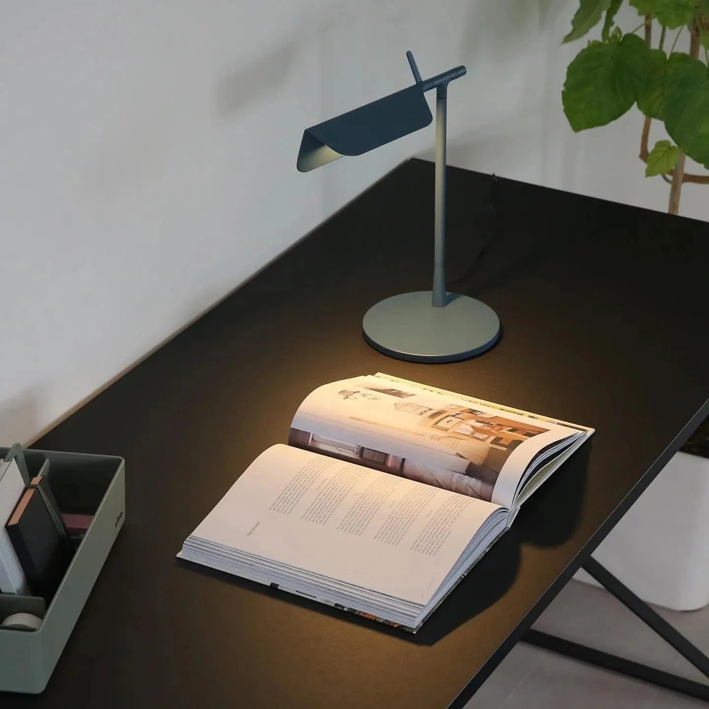 Lampe de table en fer moderne et épurée