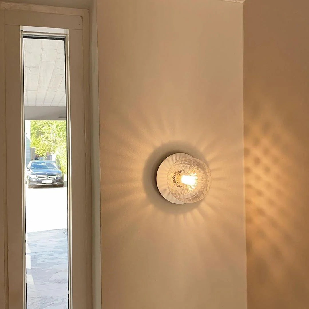 Snygg vägglampa i glas