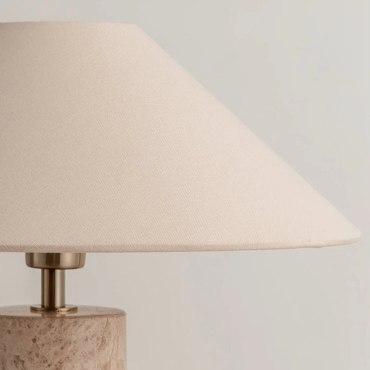 Moderne kegleformet bordlampe i marmor