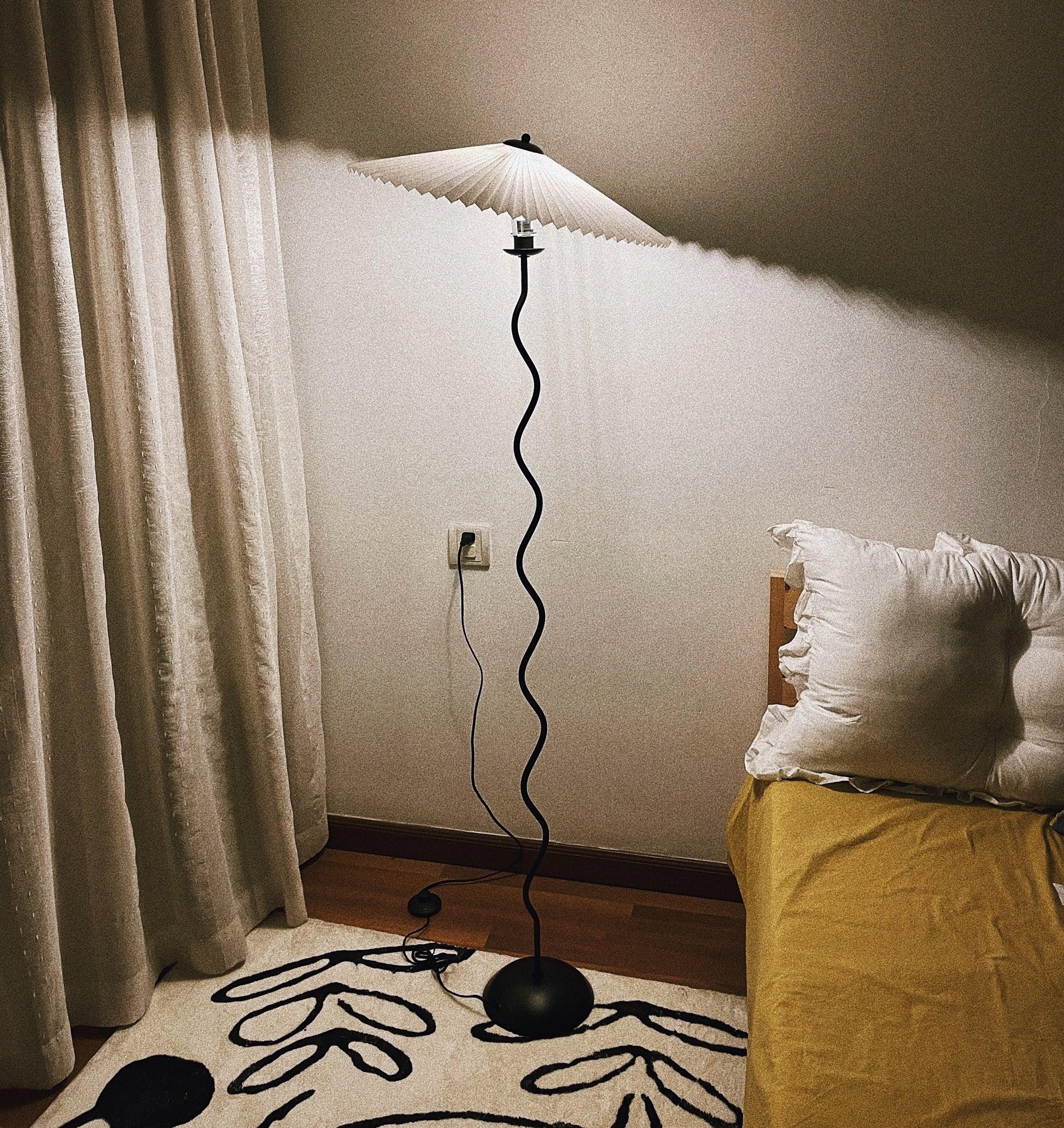 Lampadaire traditionnel en tissu et métal courbé