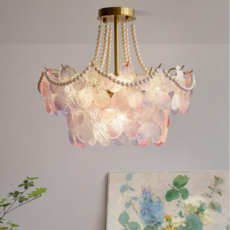 Elegante lampadario in cristallo di perle con fiori color crema